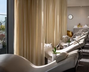 Lounge overlooking the lake